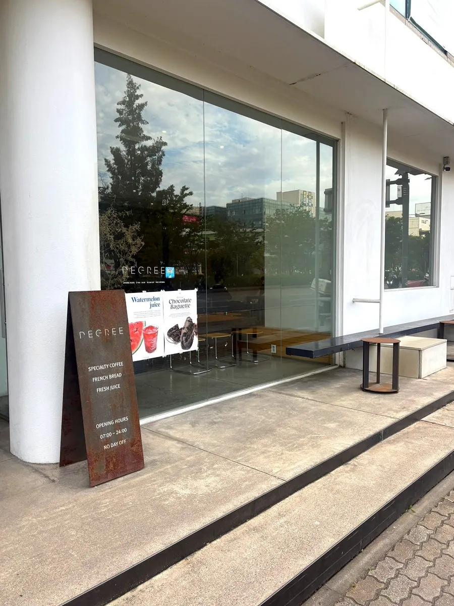 White-toned exterior of Degree Gojan Branch, a large café in Gojan-dong, Ansan