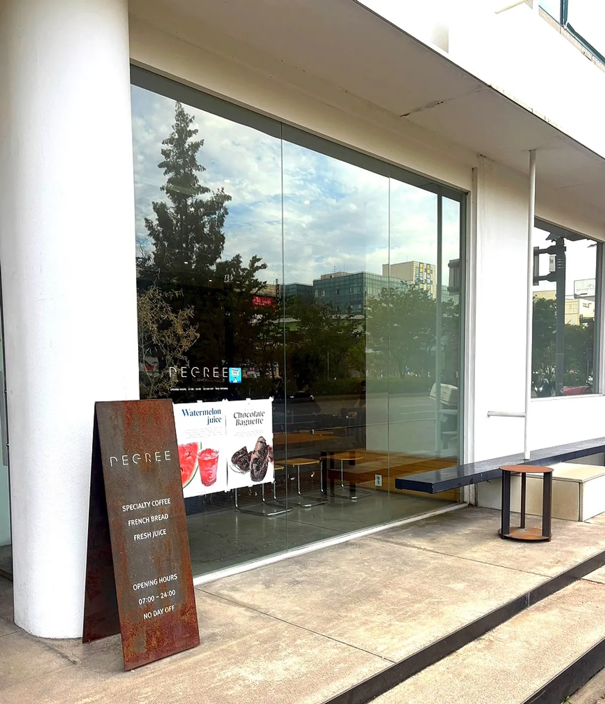 Drinks and bakery items arranged on a table at Degree Gojan Branch