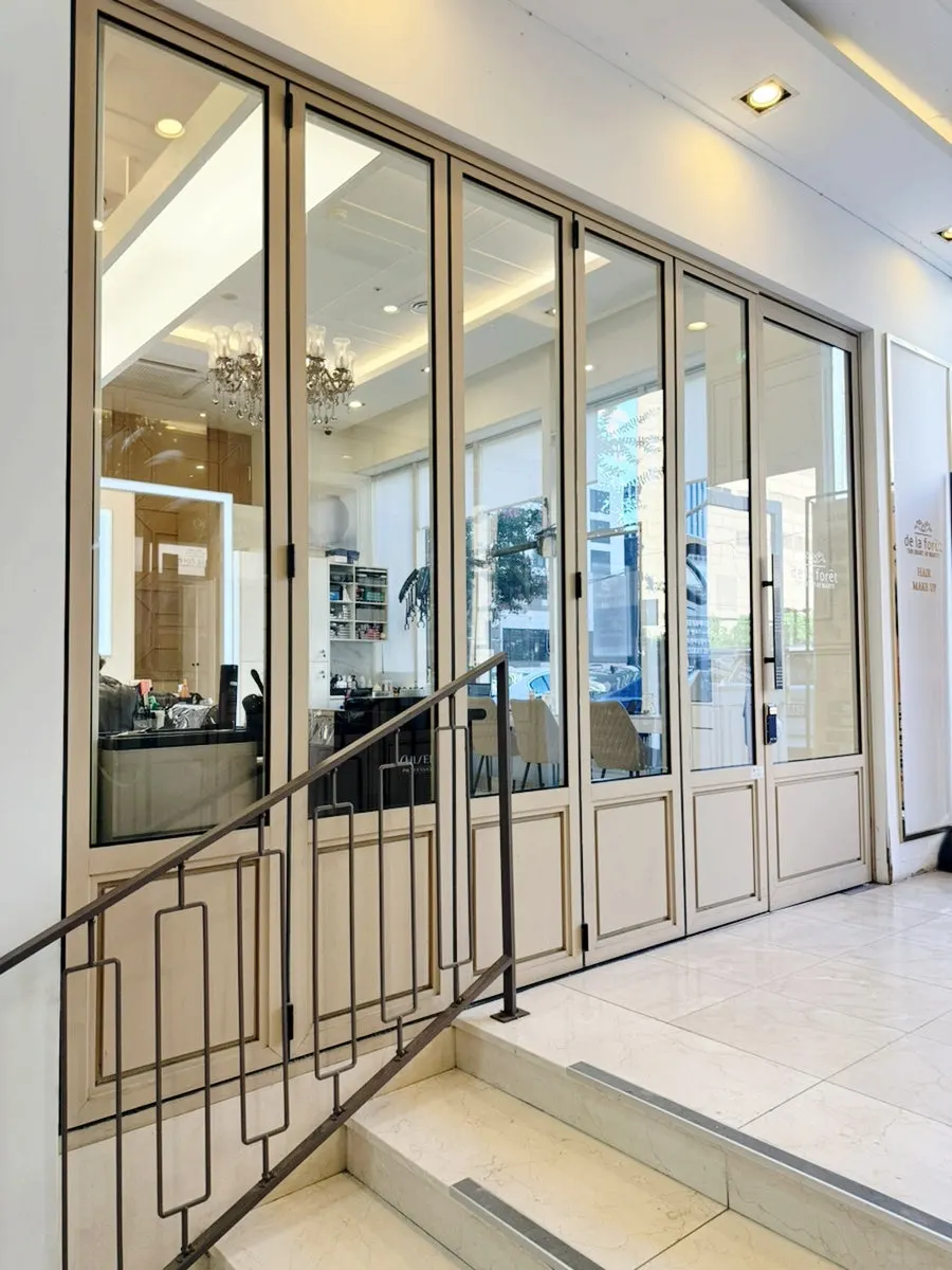 Exterior of Drapore Haeundae Jung-dong Branch seen through the glass front