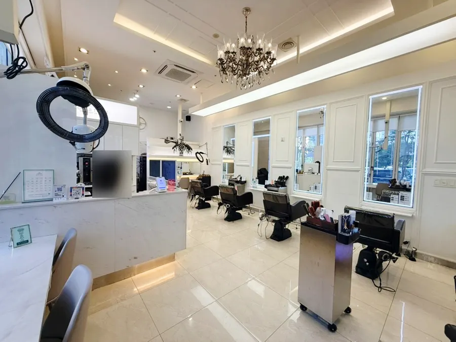 Salon entrance decorated in white and gold tones