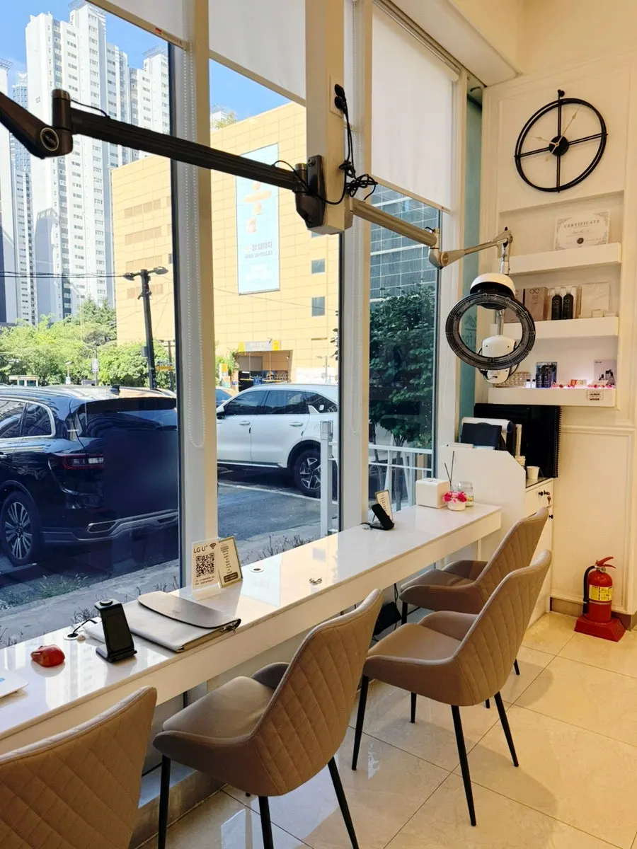 Drapore's shampoo room equipped with massage chairs
