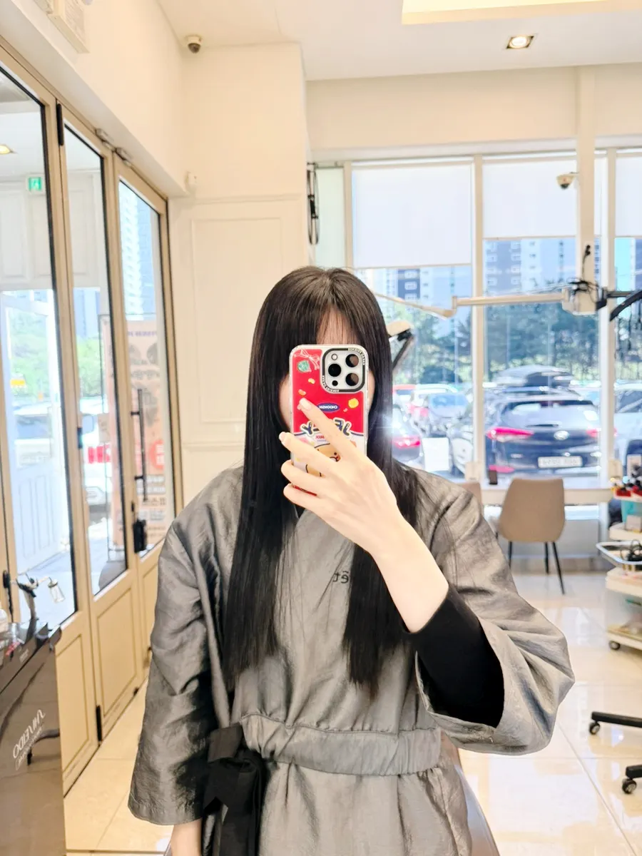 Neatly arranged hair silhouette seen from behind