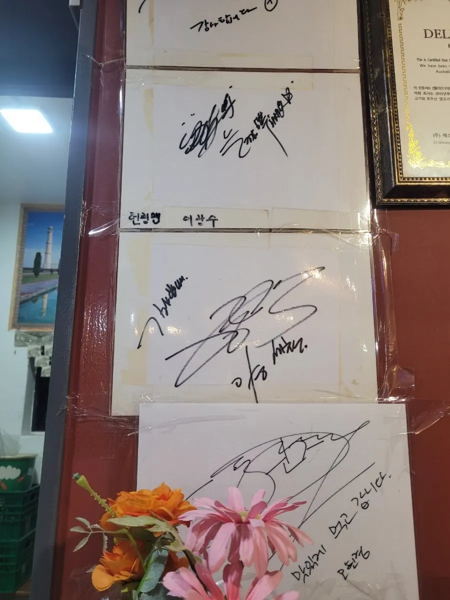 방송 출연 이력이 붙어 있는 델리인디아 문 앞