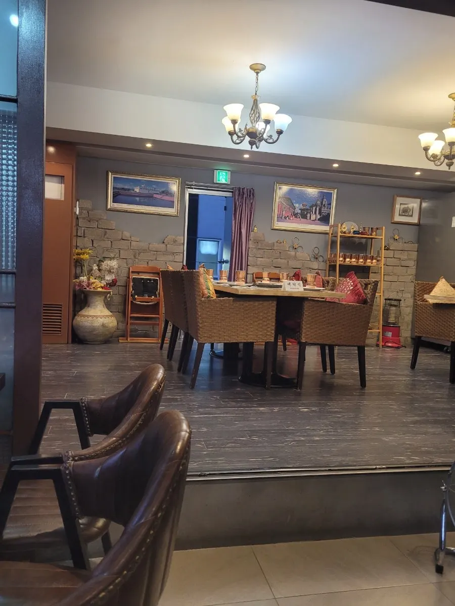인도 전통 소품과 주전자가 놓인 델리인디아 내부