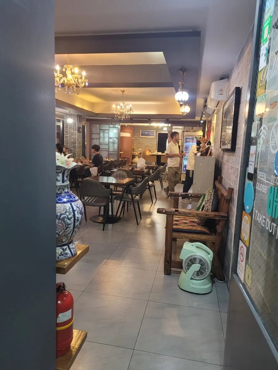 방송 사진과 연예인 친필 사인이 붙은 델리인디아 벽면