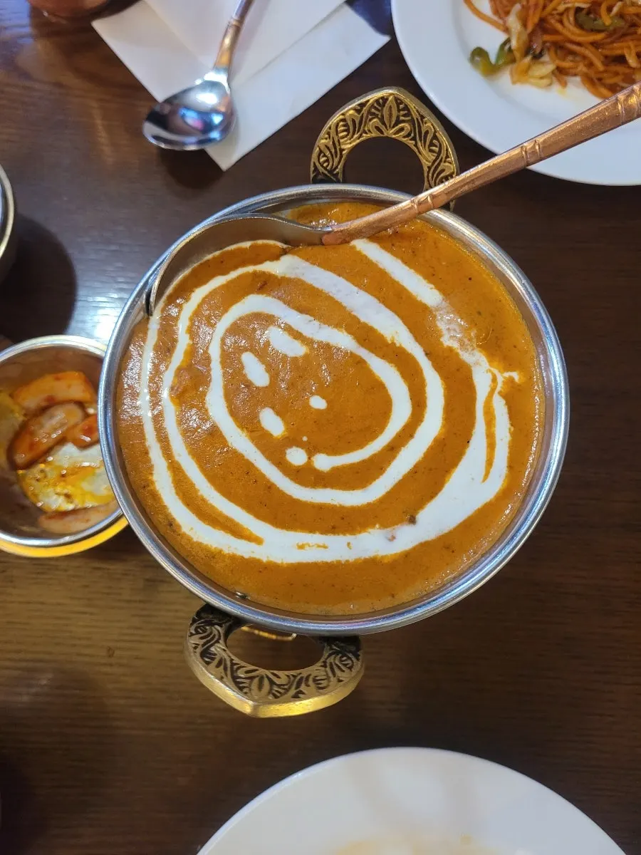 창문이 열린 델리인디아 창가 자리