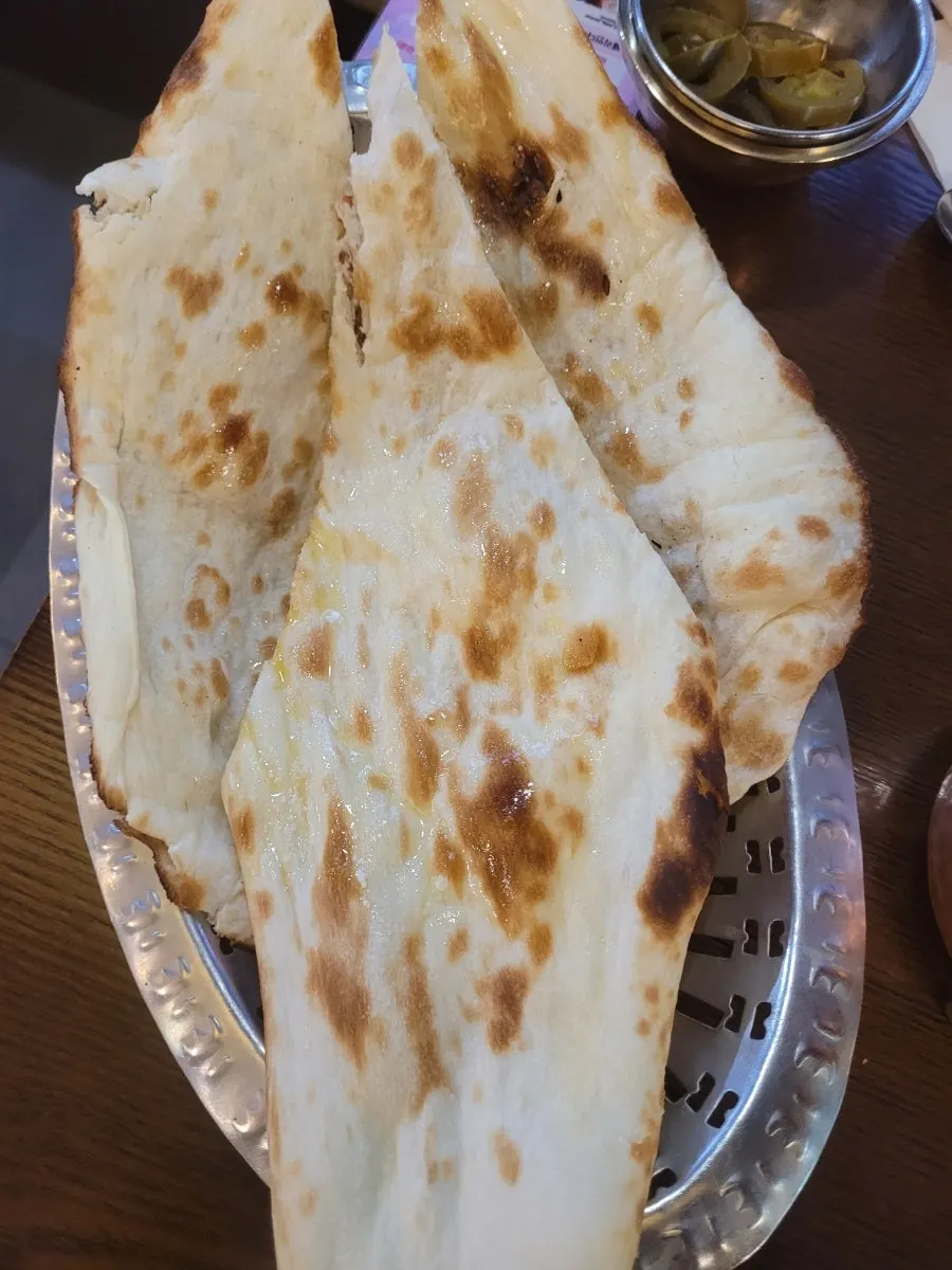 화덕에서 갓 구운 델리인디아 버터난