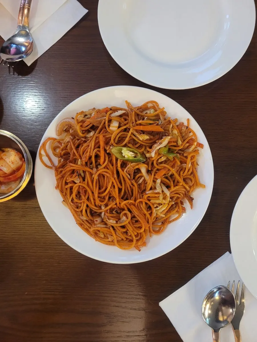 매콤하게 볶아낸 델리인디아 야채차오멘