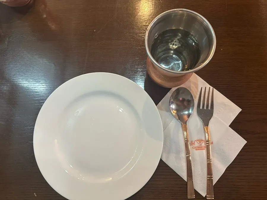 커리와 탄두리치킨이 함께 차려진 테이블