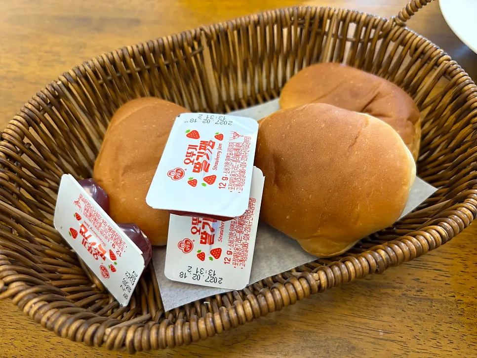 Morning bread and strawberry jam served before the meal