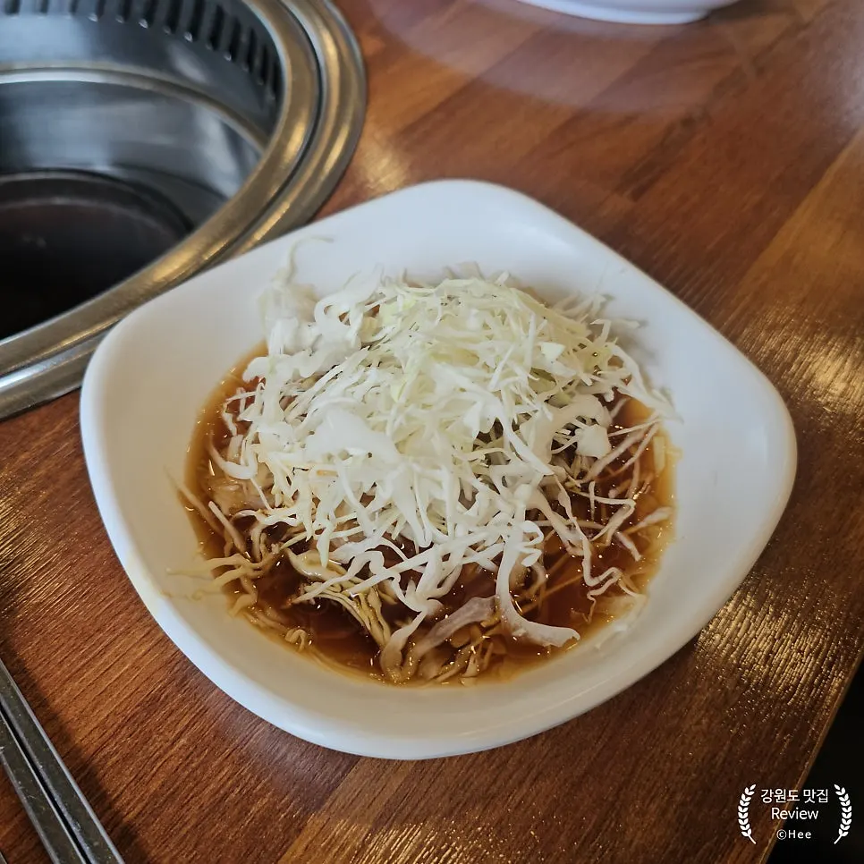 Shredded scallions and sauce at Yongchon Gogi-jip