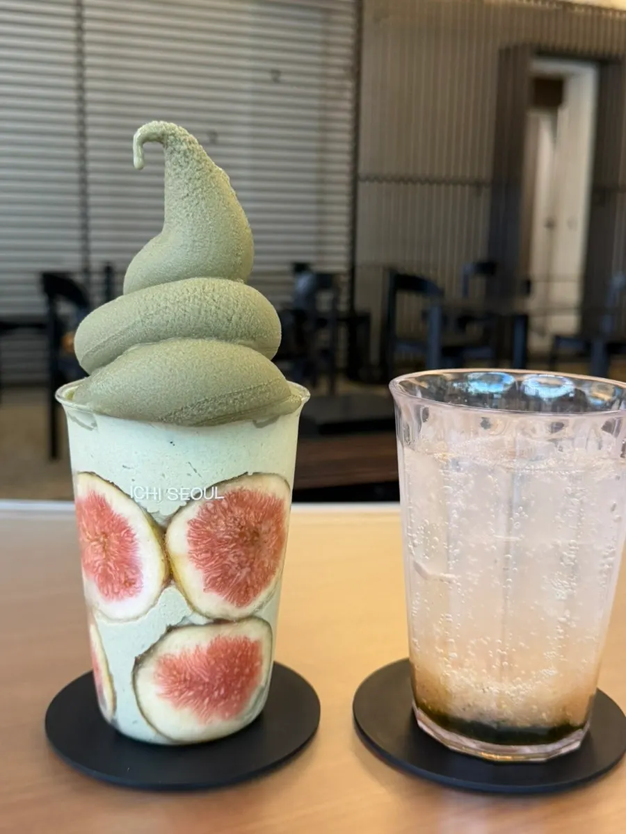 무화과 파르페 단면과 카페 자리