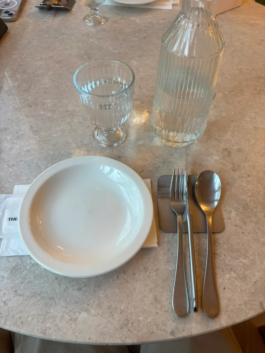 물통과 수저 받침대가 놓인 테이블 기본 세팅