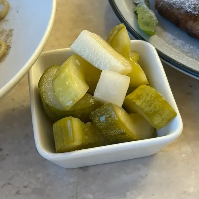 요청해서 받은 피클 한 접시