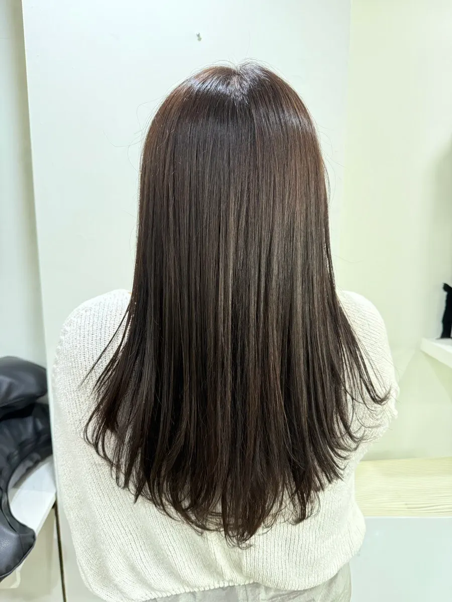 전체염색 약제 도포 중인 긴 머리
