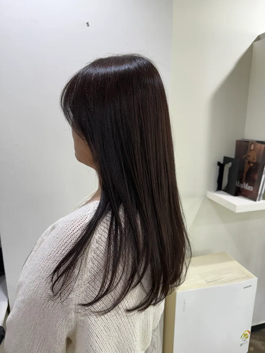 톤다운염색 후 정돈된 어두운 애쉬브라운