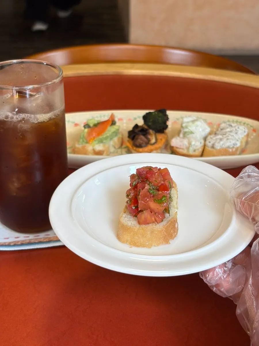 Pan con tomate bite-size open sandwich