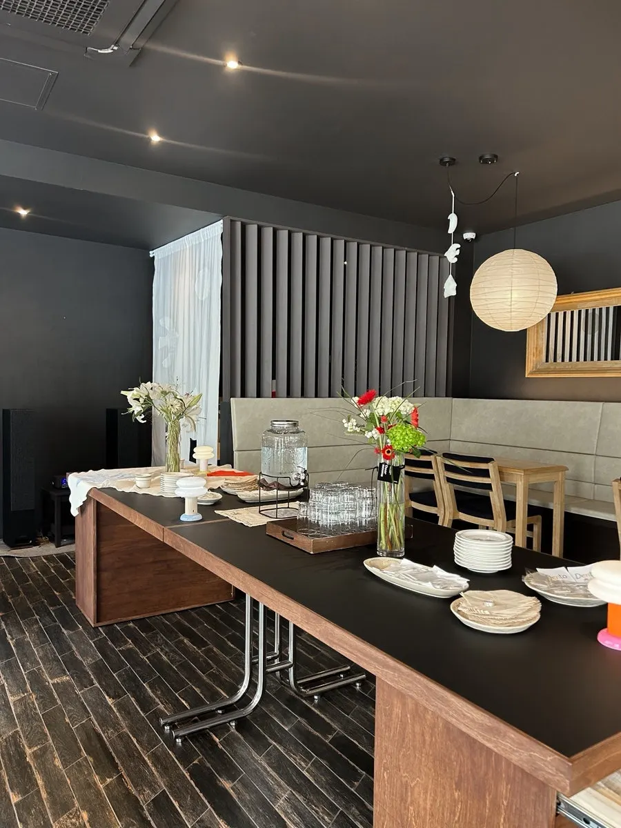 Dento's seating in black and beige tones