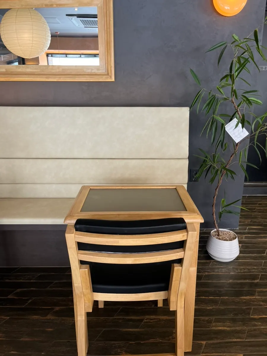 조화롭게 배치된 덴토 카페 가구
