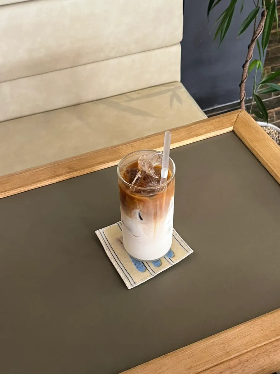 덴토 티코스터와 음료가 놓인 테이블