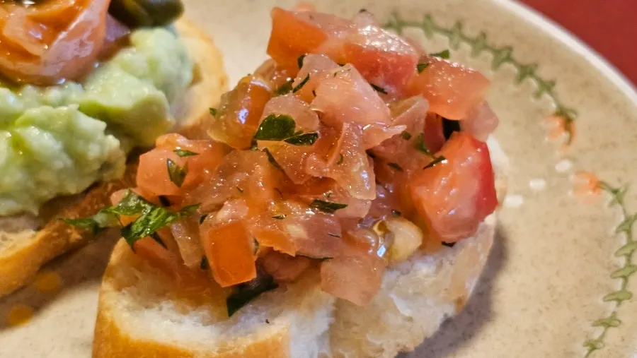 Dento's pan con tomate open sandwich