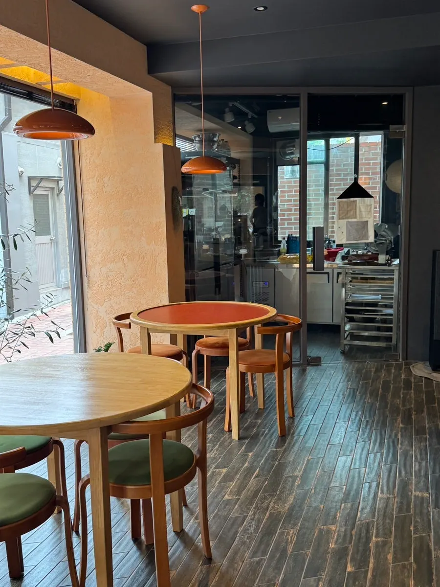 Overview of Dento's interior seating