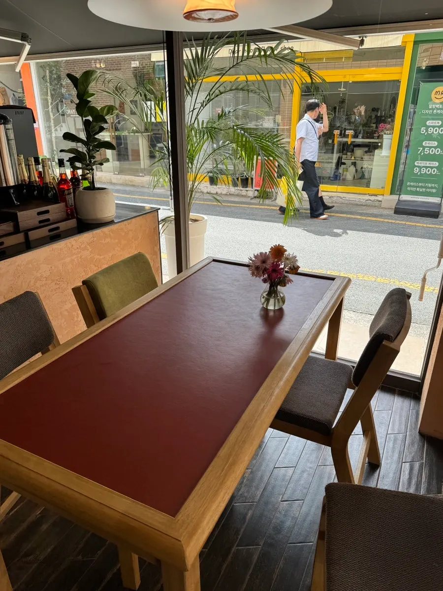 Table inside Dento decorated with flowers