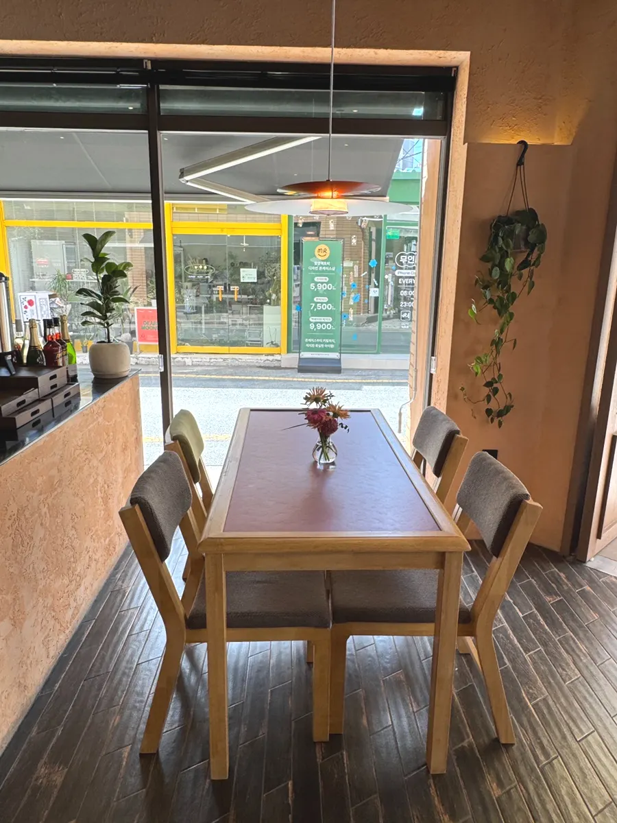 Dento's interior decor and props