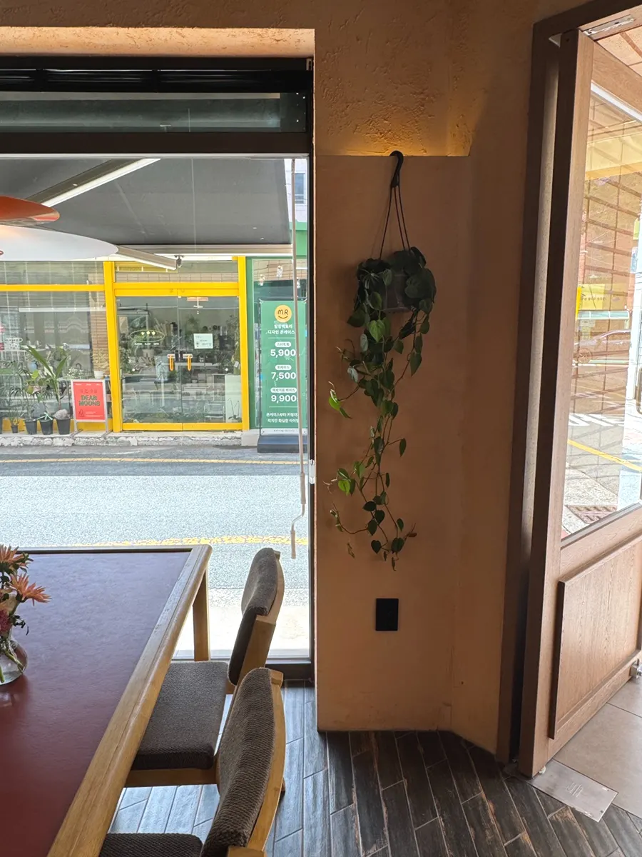 The 4-person table by the counter
