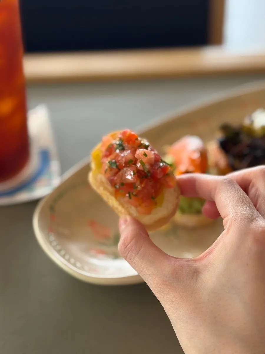 The recommended tasting order starting with pan con tomate
