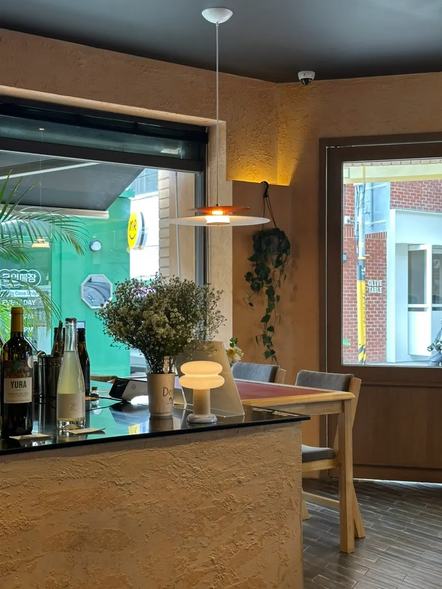 Dento's European alley brick-toned space