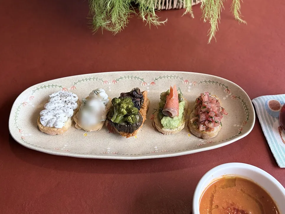오픈샌드위치와 토마토 수프 플레이팅