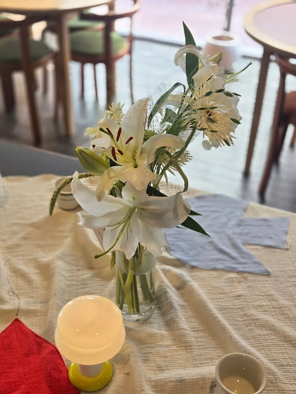 Vases, lighting and other props decorating Dento