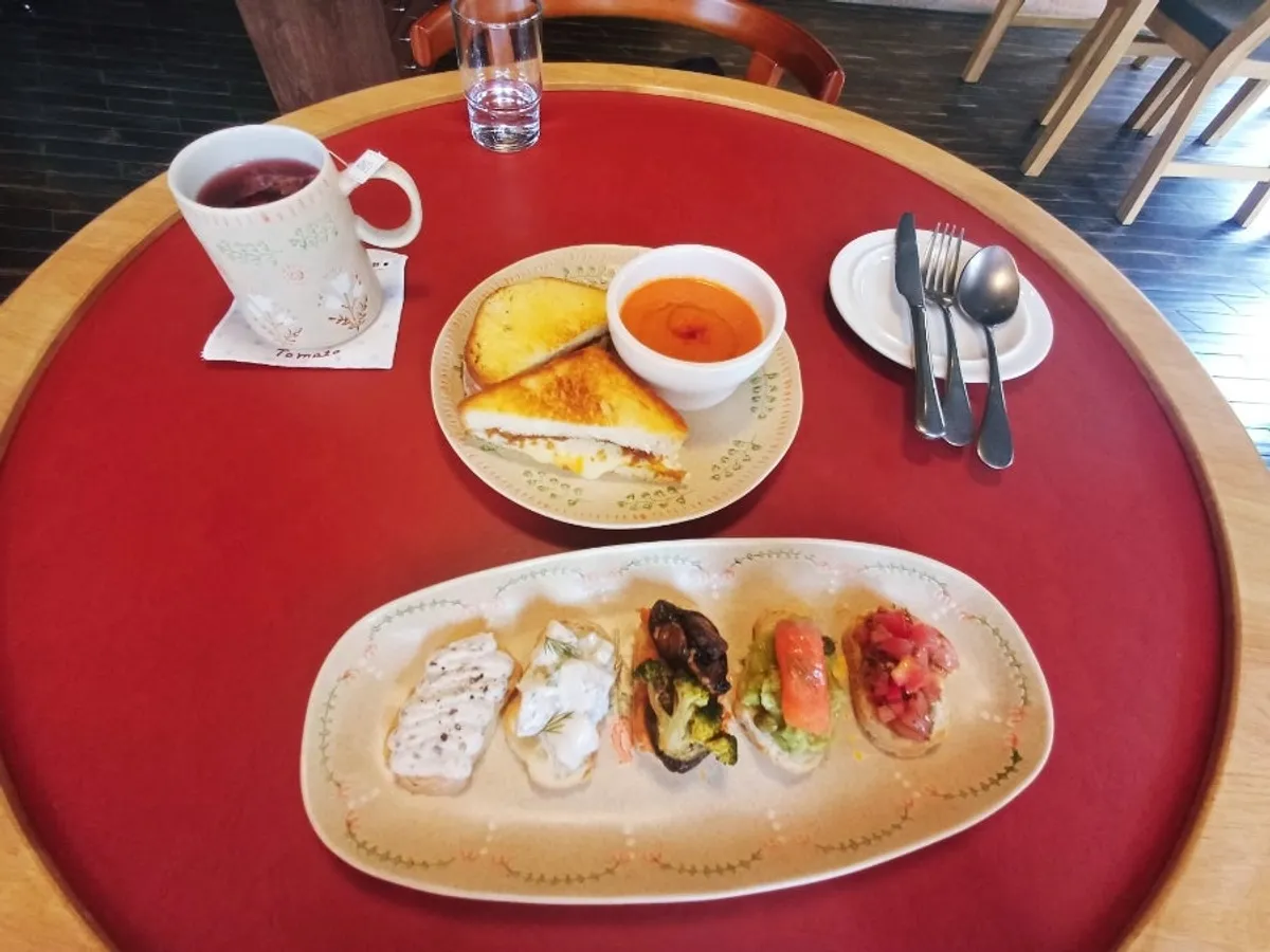덴토 테이블에 차려진 브런치 2인 상차림