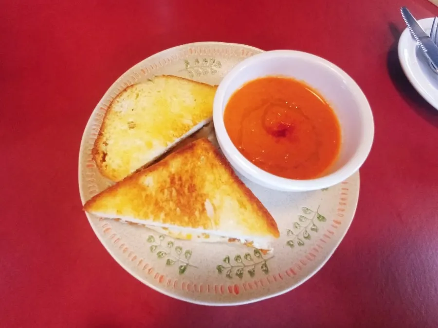 트리플 치즈 샌드위치와 토마토 수프 한 상