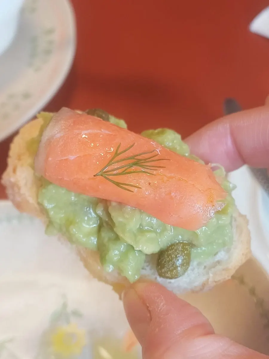 아보카도와 연어 오픈 샌드위치