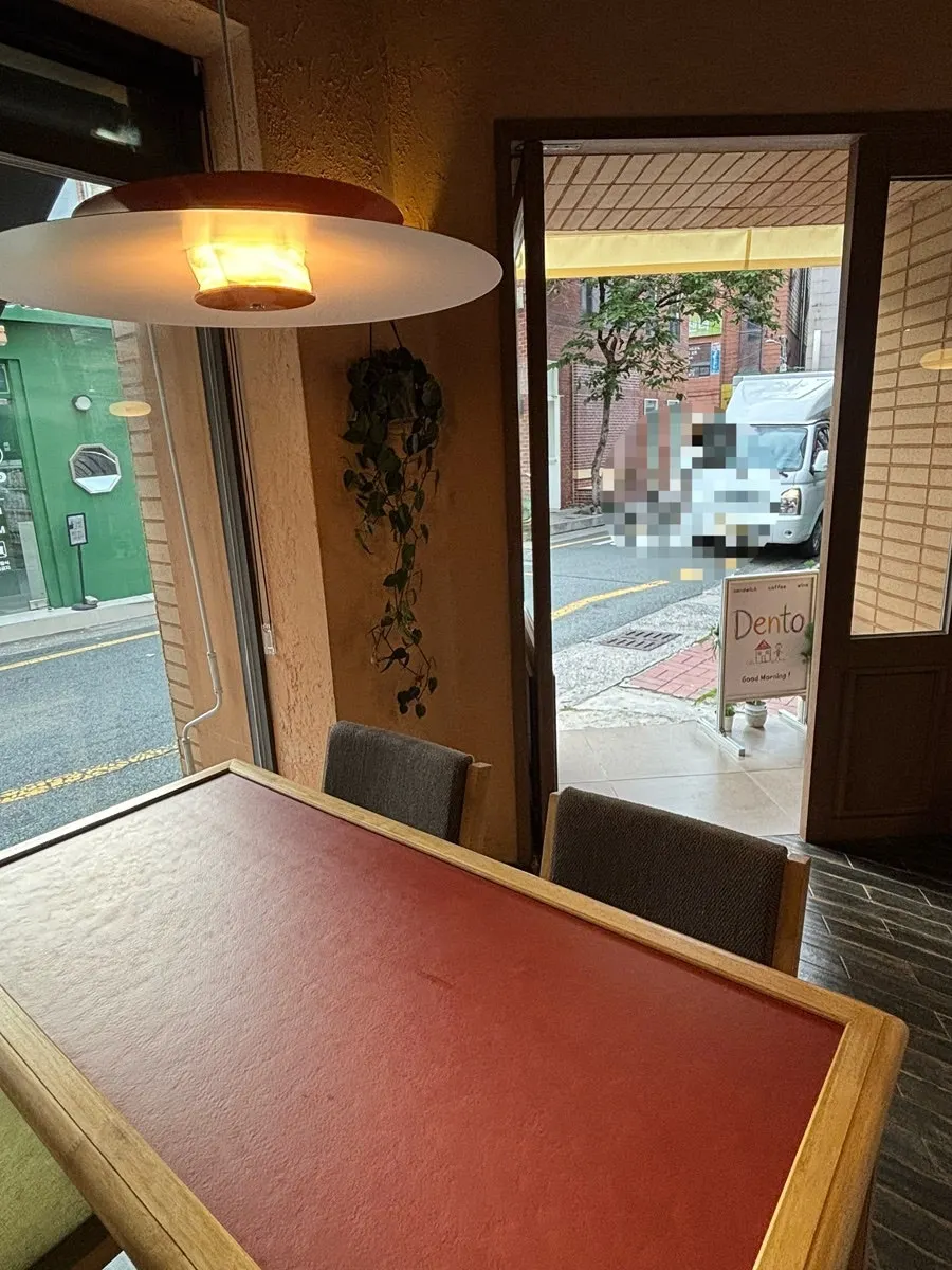 덴토 실내 원목 인테리어