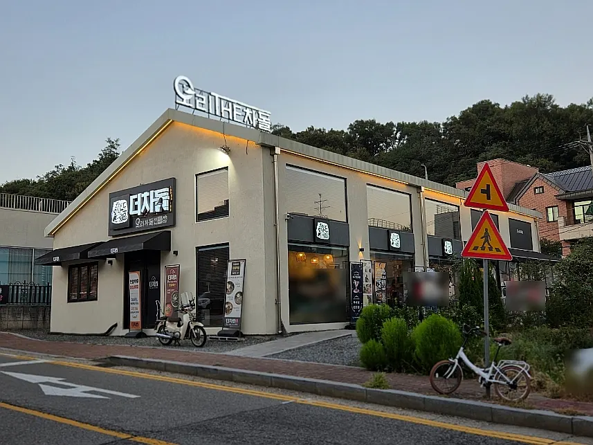 Deo Chadol storefront in Gwacheon with dedicated parking lot