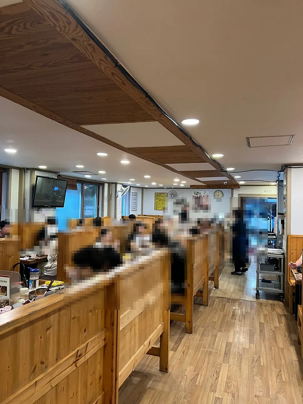손님으로 가득 찬 한식당 내부