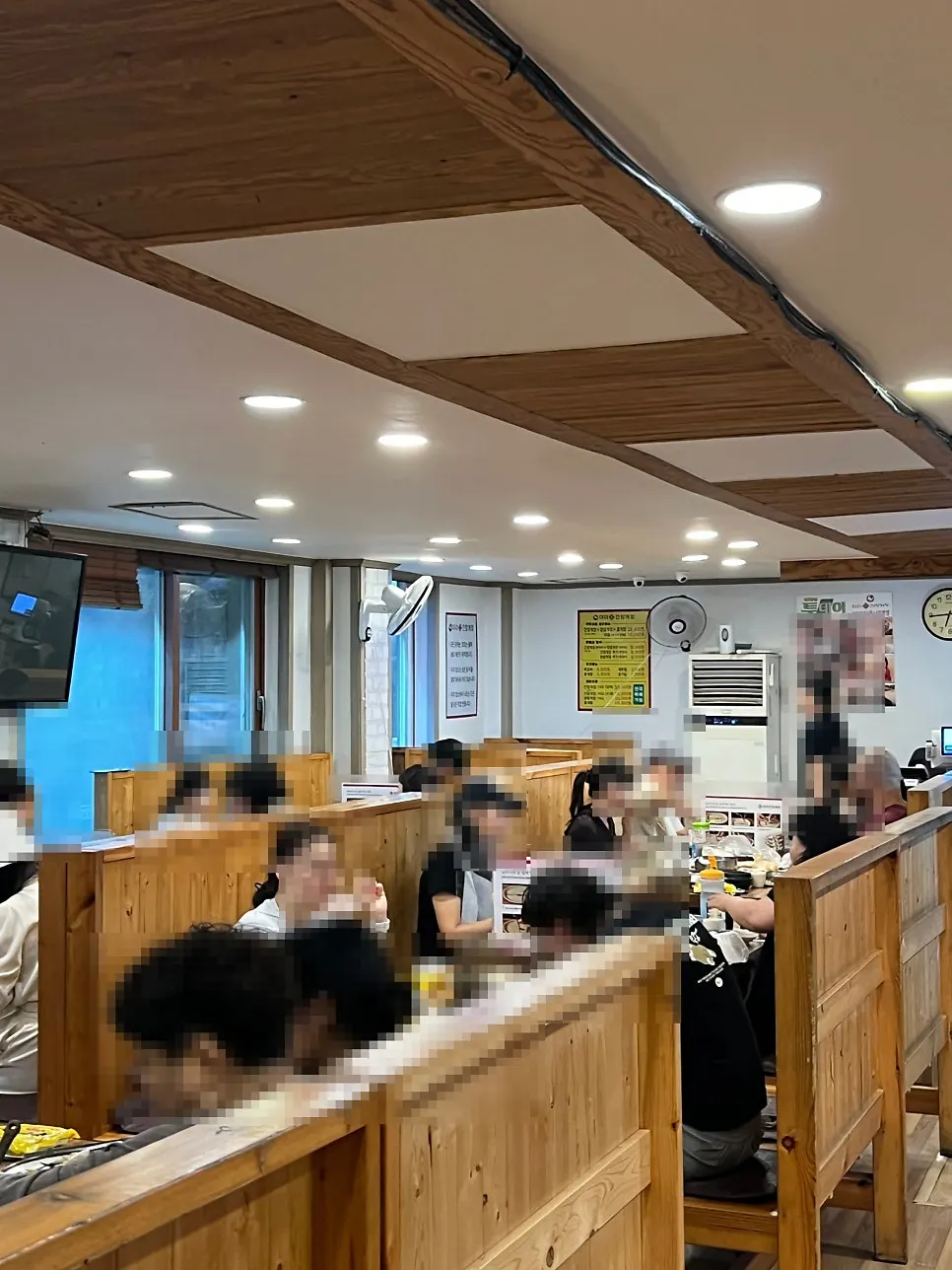 전형적인 동네 맛집 분위기의 매장 내부
