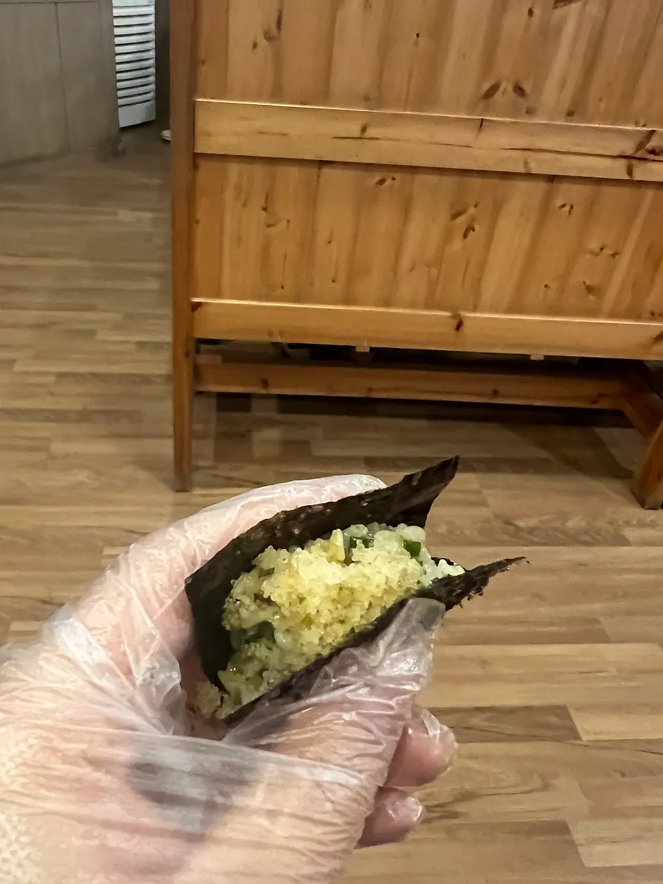 간이 안 된 김과 날치알 곁들임