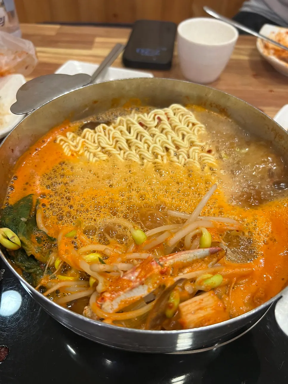 끓고 있는 꽃게탕 냄비