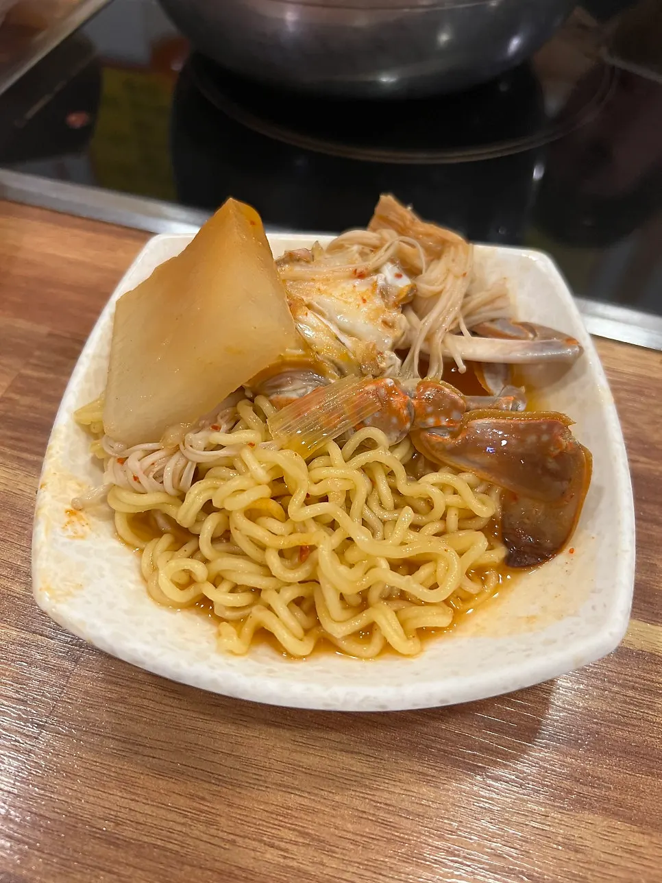 라면사리를 건져 올린 꽃게탕