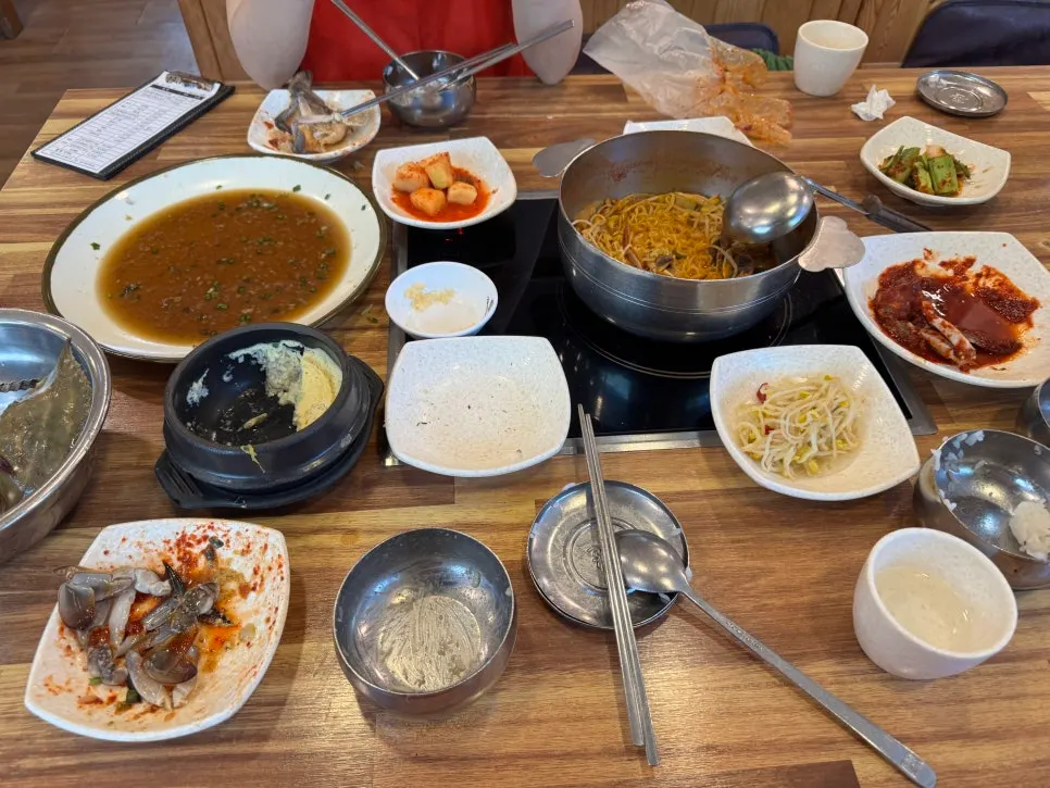 식사를 마친 더더간장게장 테이블