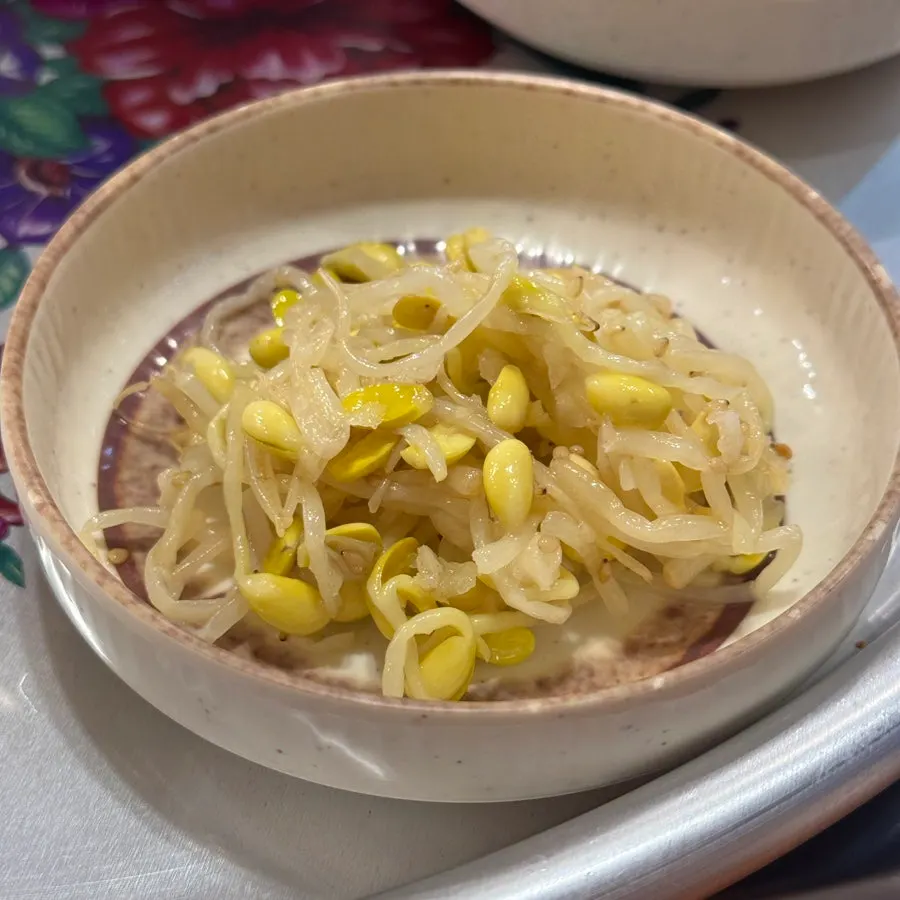 Basic side dishes: bean sprouts and stir-fried fish cake