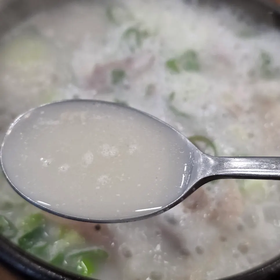 점심시간 손님으로 붐비는 순대국집 내부