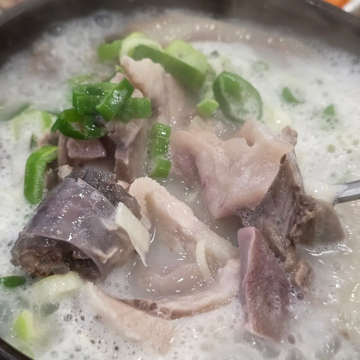 평안도식당 화정점 홀 테이블 전경