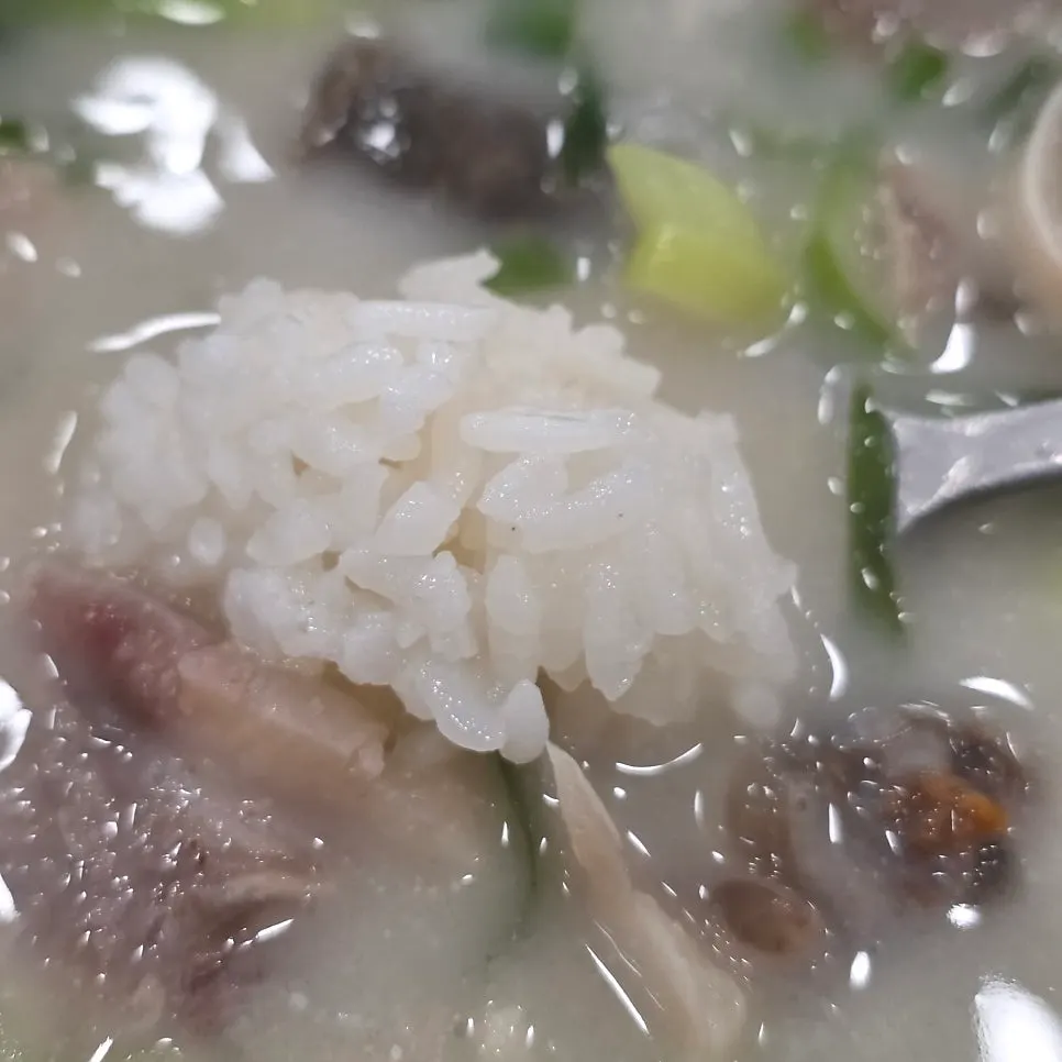 접시에 담겨 나온 편육 한 상
