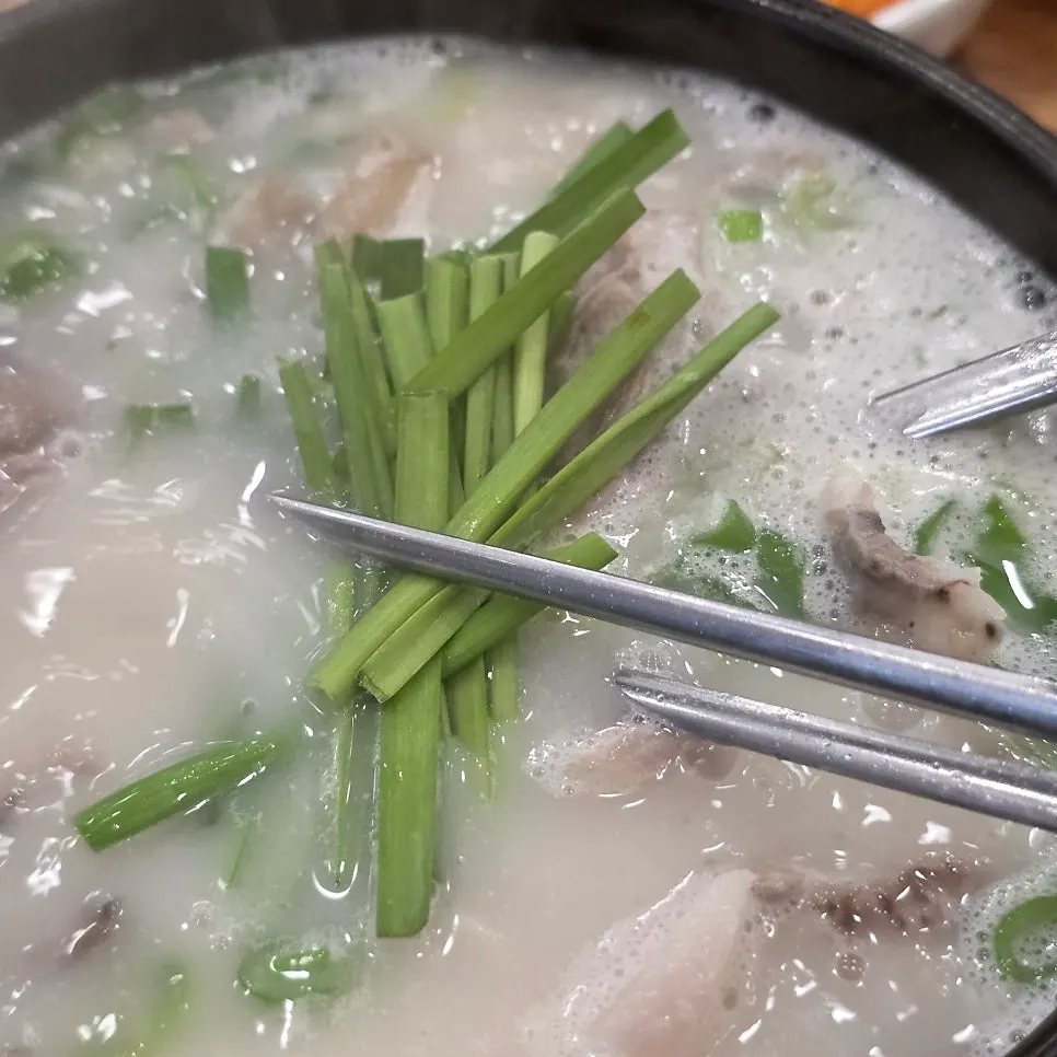 새우젓과 함께 차려진 편육 사이드