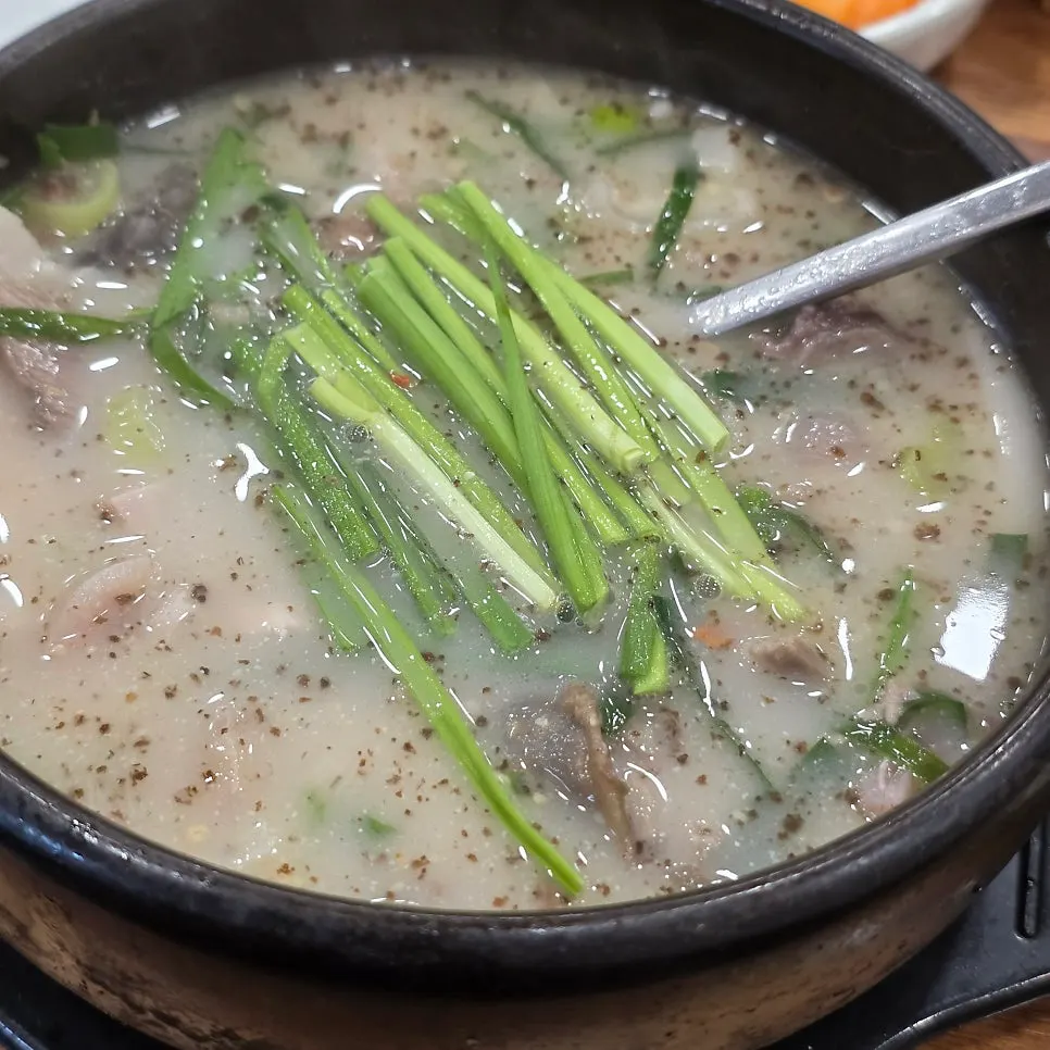 대파 청양고추 부추 들깨가루 고명을 올린 순대국